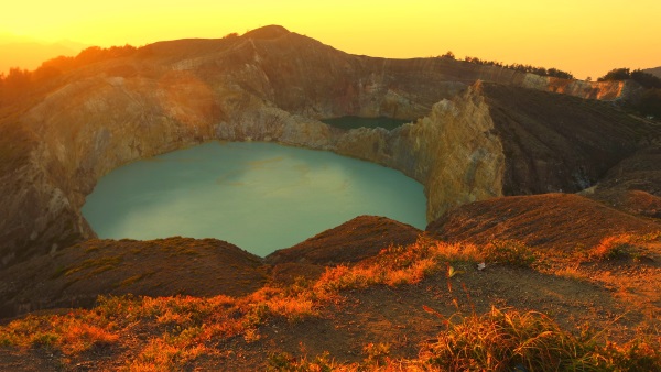 Flores kratermeer Kelimutu.jpg