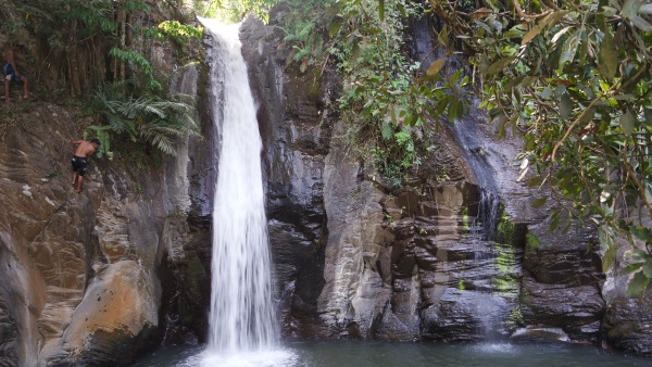 Flores waterval Moni village.jpg