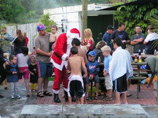 kerstman in zwembad.jpg