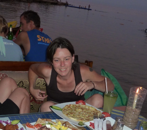 In Dahab met een heeeeeeeeeeeeeerlijk maaltje voor m'n neus (waar vriendin 4 dagen doodziek van is geweest)